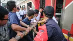 Proses evakuasi Kereta Rel Listrik (KRL) yang mengalami kecelakaan di Stasiun Juanda, Jakarta, Rabu (23/9/2015). KRL nomor 1156 rute Kota - Bogor menabrak KRL 1154 tujuan sama saat tengah stand by di Stasiun Juanda.(Liputan6.com/Faizal Fanani)