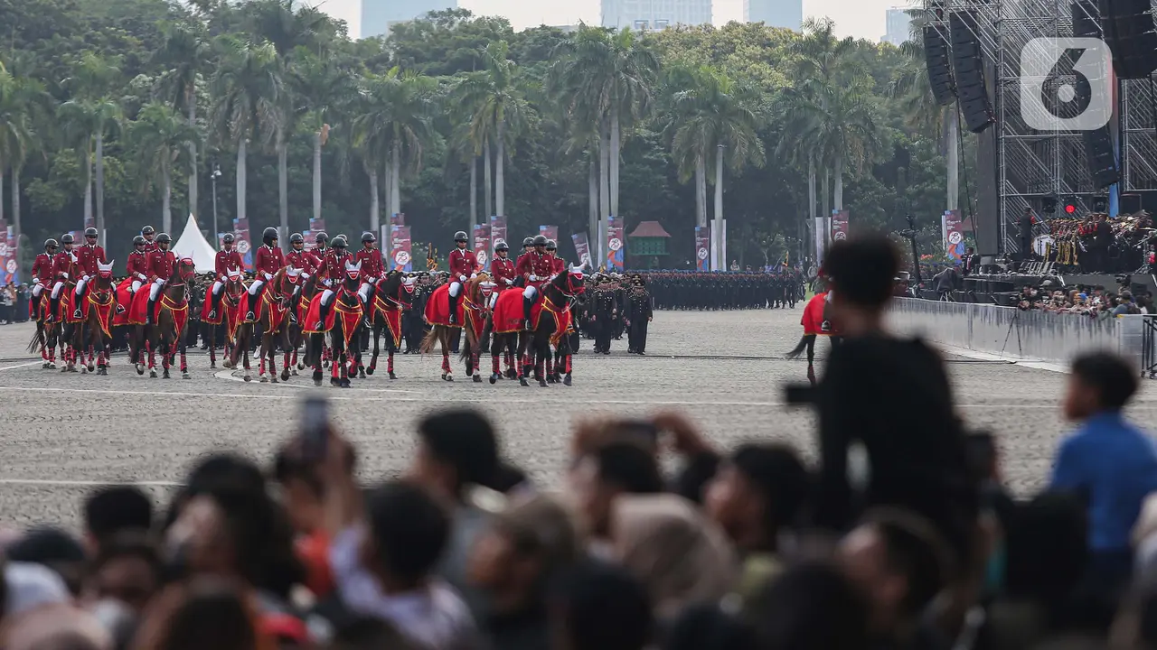 Antusiasme Masyarakat Saksikan Defile Pasukan Polri