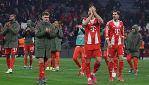 Penyerang Bayern Munchen, Harry Kane (tengah), berjalan bersama rekan setimnya, Joshua Kimmich (kiri) dan Leon Goretzka (kanan) setelah tim Bavaria itu menang atas klub Belgia, Union St Gilloise di Allianz Arena, Munchen, Kamis (22/1/2026) dini hari WIB. (Karl-Josef HILDENBRAND / AFP)