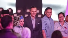 Politisi Partai Demokrat, Agus Harimurti Yudhoyono foto bersama sebelum Debat Capres Cawapres 2019 di Hotel Bidakara, Jakarta, Kamis (17/1). Isu debat perdana mengusung tema hukum, hak asasi manusia, terorisme, dan korupsi. (Liputan6.com/Faizal Fanani)