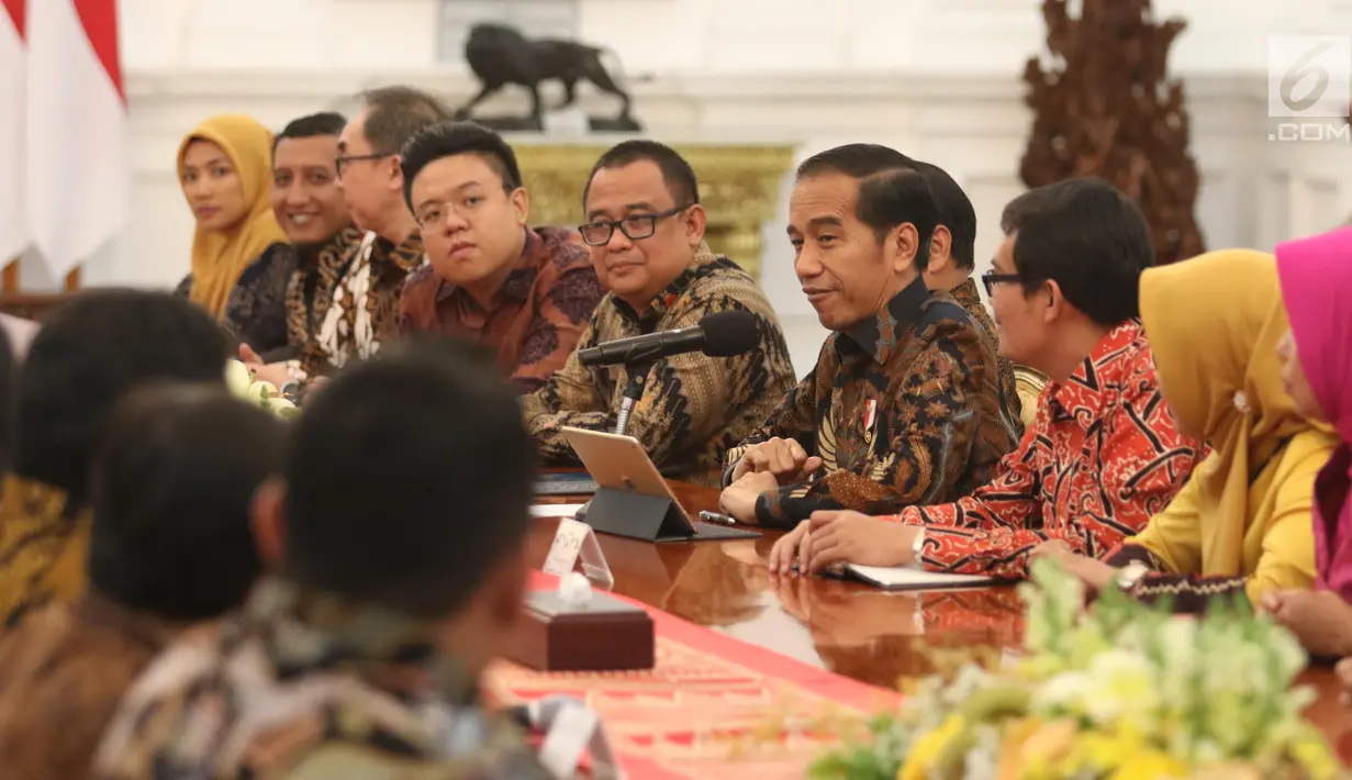 Presiden Joko Widodo berbincang dengan asosiasi pengusaha mikro, kecil dan menengah di Istana Merdeka, Jakarta, Selasa (18/6/2019). Jokowi mengatakan, pelaku UMKM di Indonesia memiliki kesempatan yang masih sangat longgar untuk mengembangkan usaha. (Liputan6.com/Angga Yuniar)