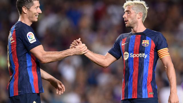 Selebrasi Robert Lewandowski dan Sergi Roberto saat Barcelona melawan Valladolid