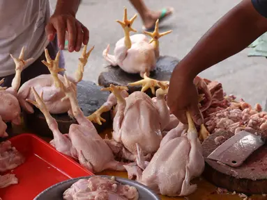 Pedagang menata ayam potong yang dijual di Pasar Kebayoran Lama, Jakarta, Rabu (14/4/2021). Memasuki bulan Ramadan, harga daging ayam alami kenaikan dari Rp 39 ribu menjadi Rp 45 ribu per kilogram. (Liputan6.com/Angga Yuniar)