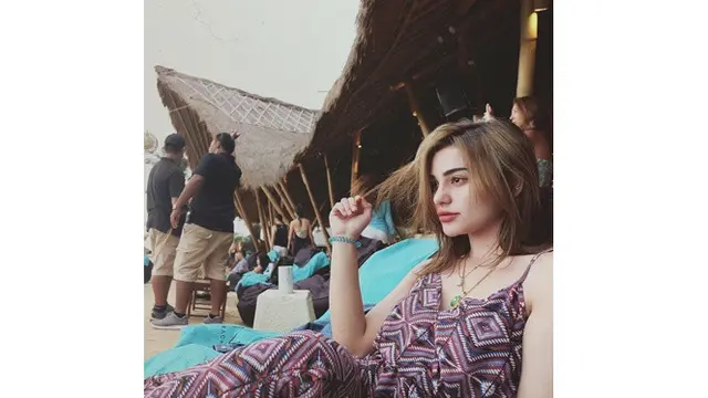5 Potret Cantik Nora Alexandra Kekasih Jerinx SID Saat di Pantai