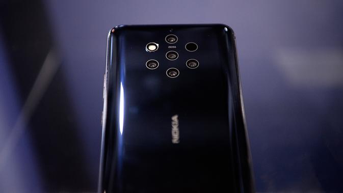 Smartphone Nokia 9 PureView ditampilkan dalam gelaran Mobile World Congress (MWC) 2019 di Barcelona, Spanyol, Selasa (26/2). Nokia 9 PureView memiliki lima kamera belakang. (Josep LAGO/AFP)
