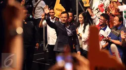 Cagub DKI Agus Harimurti Yudhoyono melambaikan tangan jelang pidato politik di Jakarta, Minggu (27/11). Dalam pidato politiknya Agus memaparkan kondisi perekonomian di Jakarta. (Liputan6.com/Johan Tallo)
