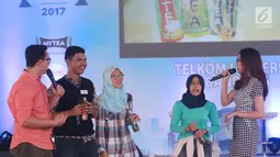 Peserta EGTC mengikuti kuis berhadiah di sela sela gelaran Emtek Goes To Campus 2017 di Telkom University, Bandung, Rabu (29/11). (Liputan6.com/Helmi Fithriansyah)