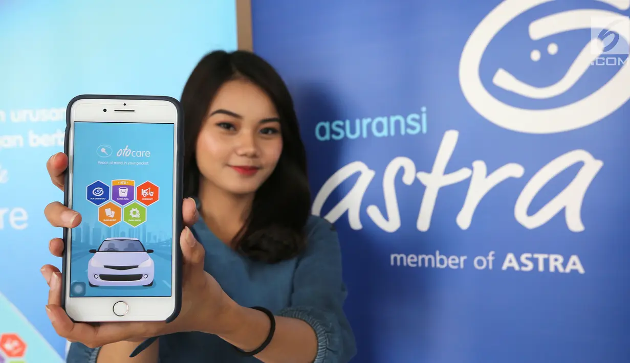 Model menunjukkan aplikasi Garda Mobile Otocare yakni Garda Mall, di Jakarta, Kamis (19/9/2019). Aplikasi yang diperkenalkan sejak tahun 2015 mampu memenuhi semua kebutuhan pemilik kendaraan mulai dari membeli mobil hingga menjualnya kembali. (Liputan6.com/HO/Eko)
