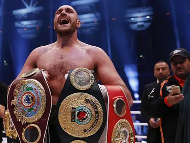 Tyson Fury kini menjadi penguasa baru tinju kelas berat dunia. Petinju asal Inggris itu membuat kejutan dengan mengalahkan Wladimir Klitschko dengan kemenangan angka mutlak, Minggu (29/11/2015). (Dailymail.co.uk)