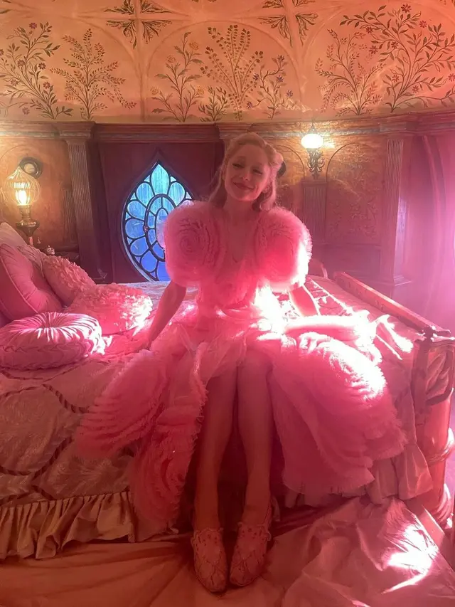 Gaun Tulle Pink Beraksen Dramatis