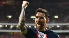 Persaingan dua pemain terbaik di dunia, Cristiano Ronaldo dan Lionel Messi dalam mencetak berbagai rekor terus saja terjadi. Di Liga Champions musim 2022/2023 ini La Pulga yang sejak musim lalu membela PSG baru saja memperlebar jarak dengan CR-7 dalam hal membobol gawang klub di kompetisi kasta tertinggi Eropa tersebut. Satu gol yang dicetaknya ke gawang Benfica membuatnya telah mencetak gol ke gawang 40 klub berbeda, sementara Cristiano Ronaldo yang musim ini tidak bermain di Liga Champions baru melakukannya terhadap 38 klub. Mau tahu klub mana saja yang jadi lumbung gol Lionel Messi? Berikut daftar 5 besarnya. (AFP/Patricia De Melo Moreira)