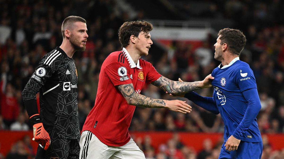 Bursa Transfer Liga Inggris: MU Berencana Jual Victor Lindelof