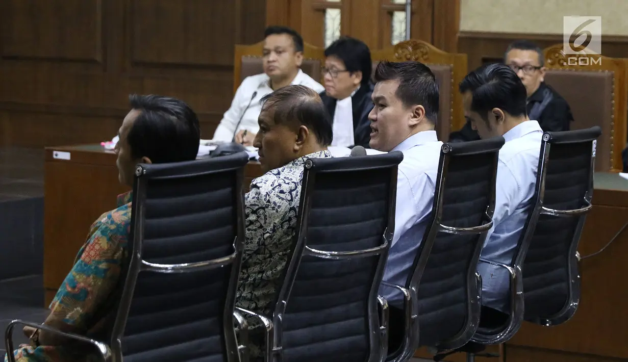 Andi Agustinus alias Andi Narogong (ketiga kiri) menjawab pertanyaan saat bersaksi pada sidang lanjutan dugaan korupsi E-KTP  dengan terdakwa Irvanto H Pambudi dan Made Oka Masagung di Pengadilan Tipikor, Jakarta, (25/9). (Liputan6.com/Helmi Fithriansyah)
