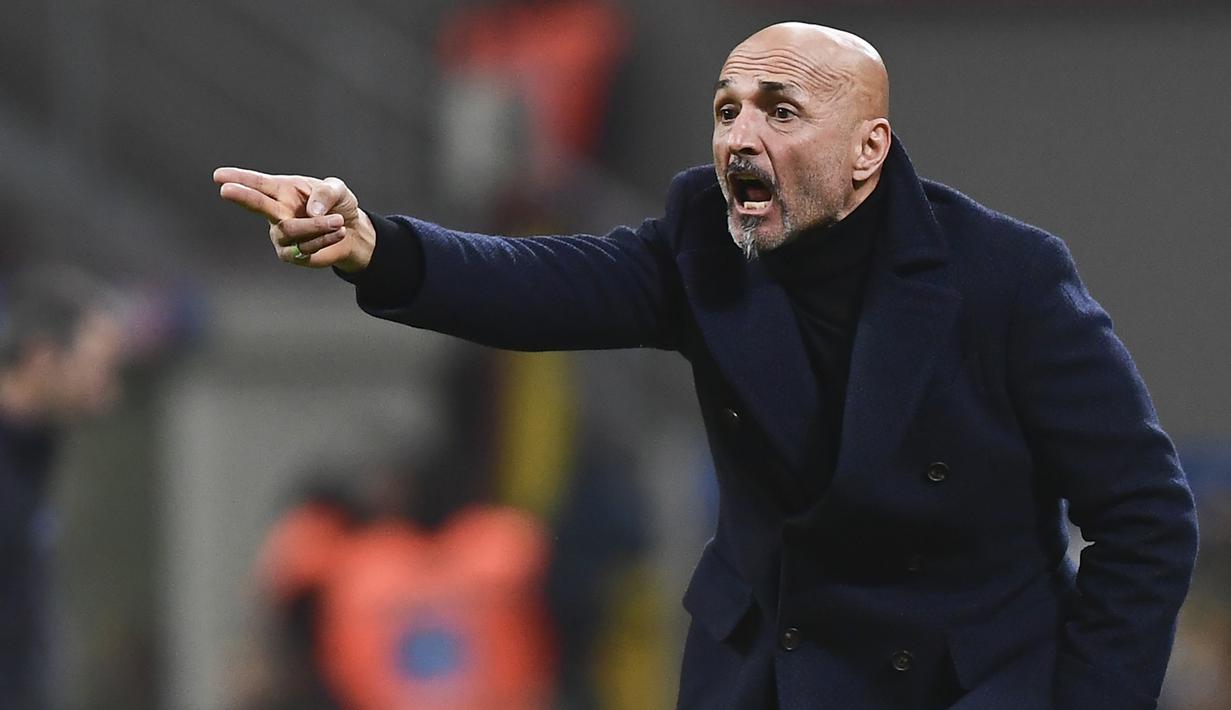 Pelatih Inter Milan, Luciano Spalleti memberikan instruksi pada laga lanjutan Liga Italia Serie A yang berlangsung di stadion Giuseppe Meazza, Milan, Senin (18/2). Inter Milan menang 2-1 atas Sampdoria. (AFP/Miguel Medina)