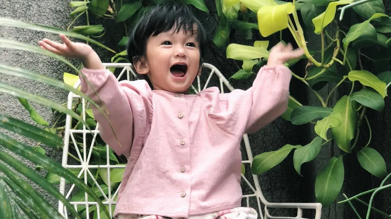 Lucunya Anak Rio Dewanto dan Atiqah Hasiholan dalam Balutan Outfit Pink