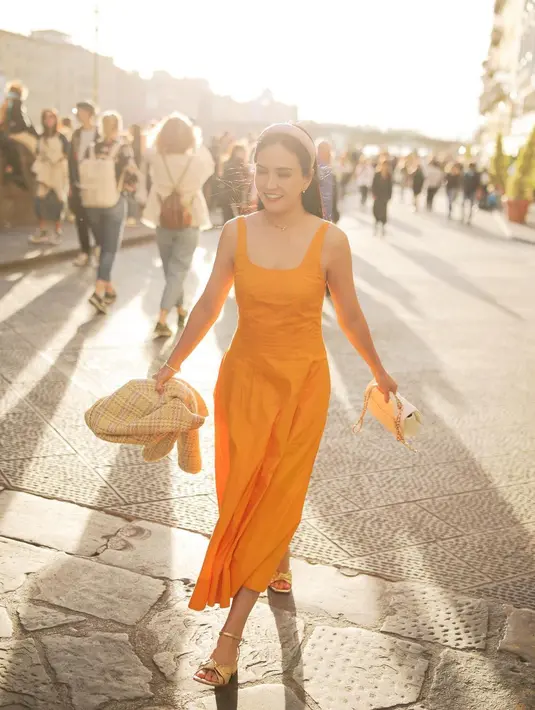 Warna mustard bisa jadi pilihan menarik untuk tampilan liburan musim panas keluar negeri. Shandy Aulia mengenakan dress tanpa lengan berwarna mustard yang cantik. [Foto: Instagram/shandyaulia]