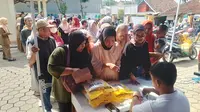 Ratusan warga mengantri sembako beras murah di kantor Kelurahan Dayeuhluhur Kecamatan Warudoyong Kota Sukabumi (Liputan6.com/Fira Syahrin).