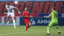Pemain Borneo FC, Felipe Cadenazzi (kiri) berusaha menjebol gawang Persija Jakarta dalam pertandingan pekan ketujuh BRI Liga 1 2023/2024 yang berlangsung di Stadion Patriot Candrabhaga, Bekasi, Rabu (9/8/2023). (Bola.com/Bagaskara Lazuardi)