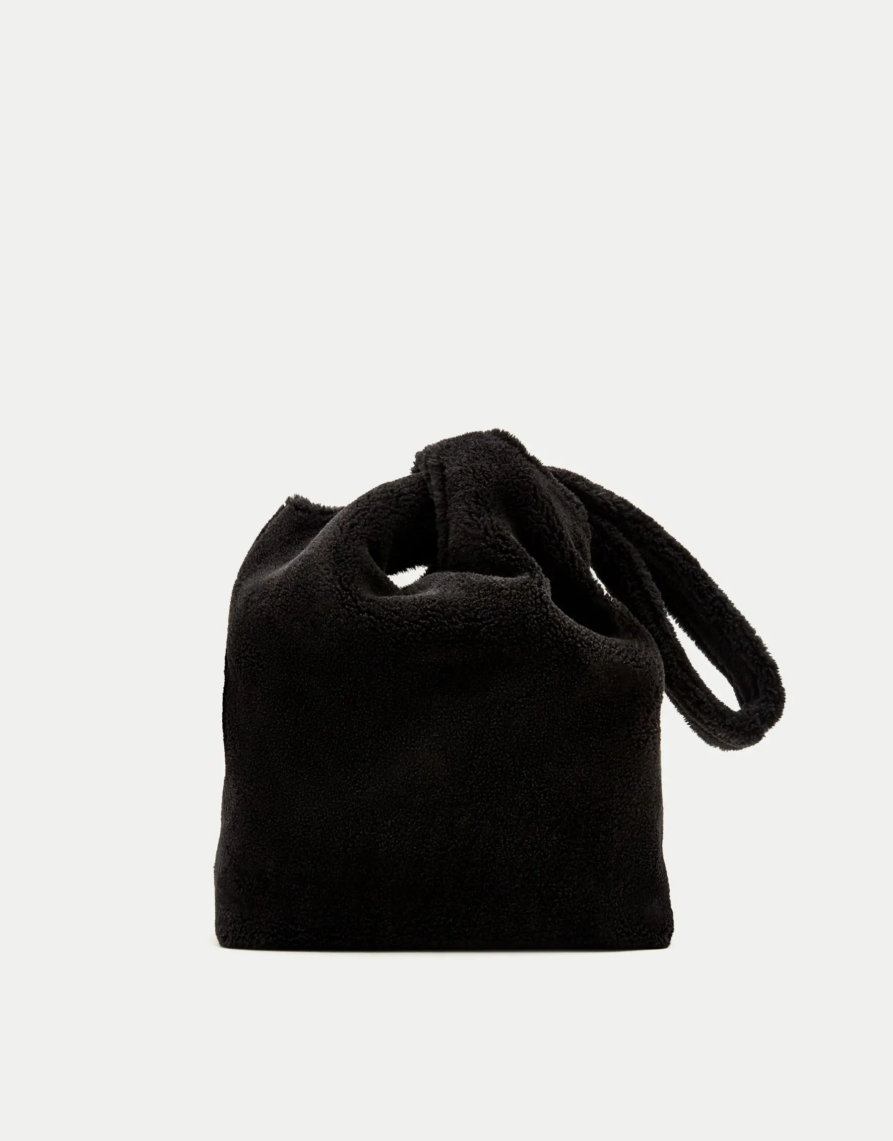 Faux shearling tote bag. (pullandbear.com)