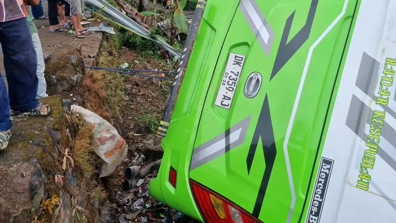 Bus Pariwisata Rombongan Warga Rawa Belong Jakarta Barat Terguling di Jalur Puncak Bogor