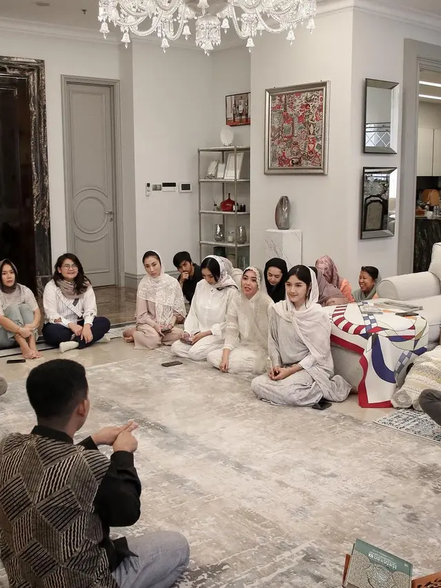 6 Momen Erina Gudono Gelar Kajian Jelang Buka Puasa, Penampilannya Curi Perhatian