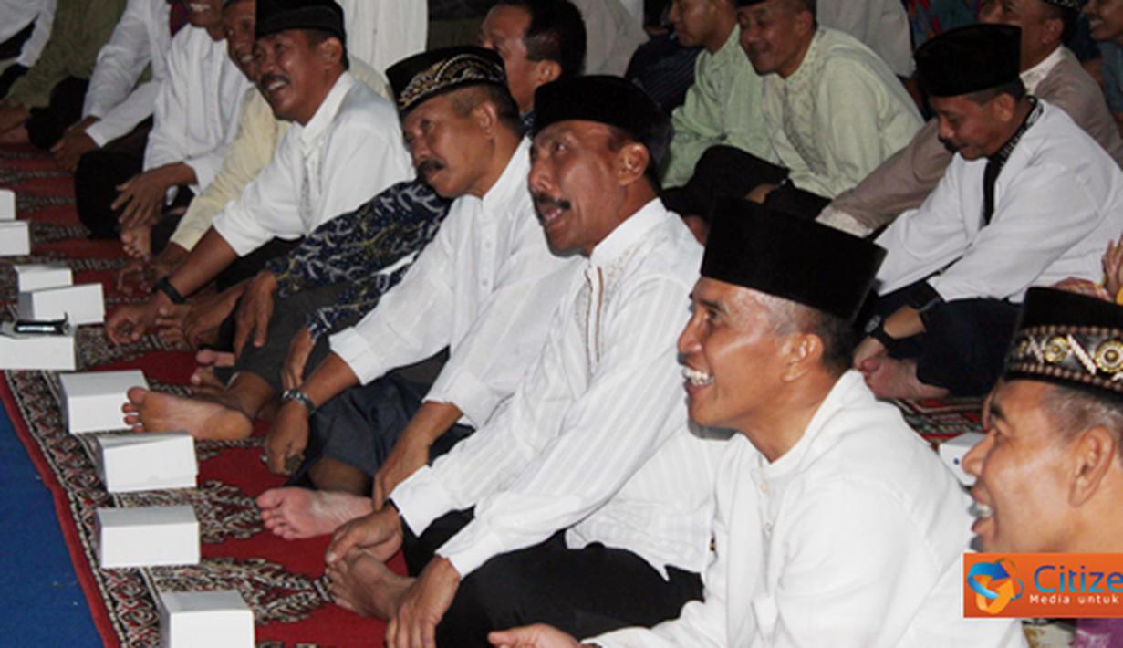 Citizen6, Surabaya: Acara buka puasa bersama ini diawali oleh lantunan ayat-ayat suci Al-Qur’an. (Pengirim: Diyat Akmal)