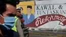 Sebuah pesan tertulis di tembok jembatan flyover di depan kampus Trisakti , Jakarta, Selasa (12/5/2015). Pesan tersebut bertuliskan "Kawal dan Tuntaskan Reformasi". (Liputan6.com/Johan Tallo)