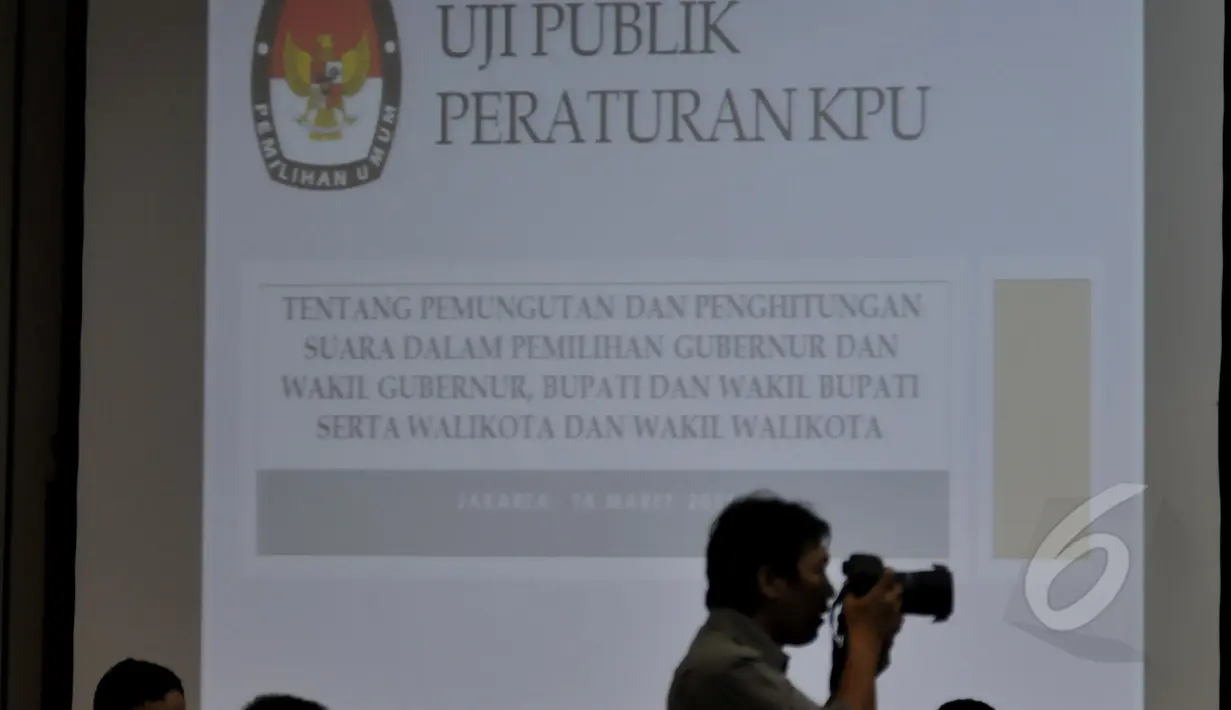Sebuah slide ditampilkan saat KPU menggelar uji publik tentang peraturan KPU di gedung KPU, Jakarta, Rabu, (18/3/2015). (Liputan6.com/Johan Tallo)