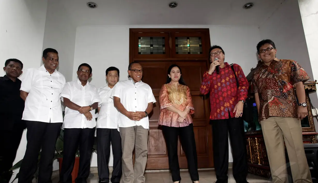 Ketua Umum Partai Golkar Aburizal Bakrie menyambangi rumah Ketua Umum PDIP Megawati di Teuku Umar, Jakarta Pusat, (Liputan6.com/Johan Tallo)