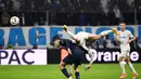 Pemain Paris Saint-Germain, Achraf Hakimi, berebut bola dengan pemain Marseille dalam laga pekan ke-27 Ligue 1 2023/2024 di Stade Velodrome, Senin (1/4/2024). (AFP/Christophe Simon)