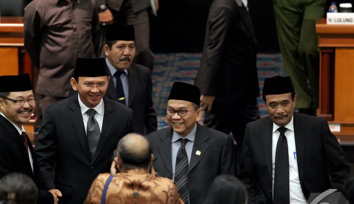 Gubernur DKI Jakarta Basuki Tjahaja Purnama dan Wagub Djarot Saiful Hidayat saat tiba di Gedung DPRD DKI Jakarta, Jakarta, Senin (12/1/2015). (Liputan6.com/Faizal Fanani)
