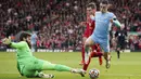 Dalam 10 menit terakhir, plus 4 menit tambahan waktu, tidak ada gol lagi yang tercipta di antara kedua tim. Liverpool dan Manchester City harus puas berbagi poin setelah bermain imbang 2-2. (AP/Peter Byrne)