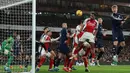 Di babak kedua, Arsenal meningkatkan intensitas serangan. Pada menit ke-54, sundulan Jurrien Timber berhasil merobek jala gawang Manchester United. (Adrian Dennis/AFP)