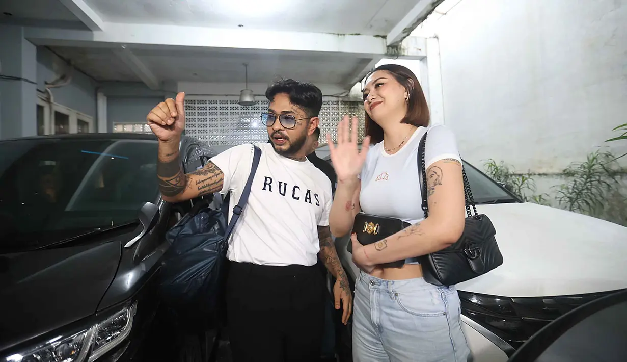 Onadio Leonardo alias Onad menjalani rehabilitasi sejak November 2025. Tampak dalam foto, aktor sekaligus musisi, Onadio Leonardo atau akrab disapa Onad (kanan) bersama istrinya, Beby Prisillia sesaat sebelum meninggalkan panti rehabilitasi Yayasan Pemulihan Natura Indonesia di kawasan Lebak Bulus, Jakarta Selatan, Rabu (28/1/2026). (Kapanlagi.com/Budy Santoso)