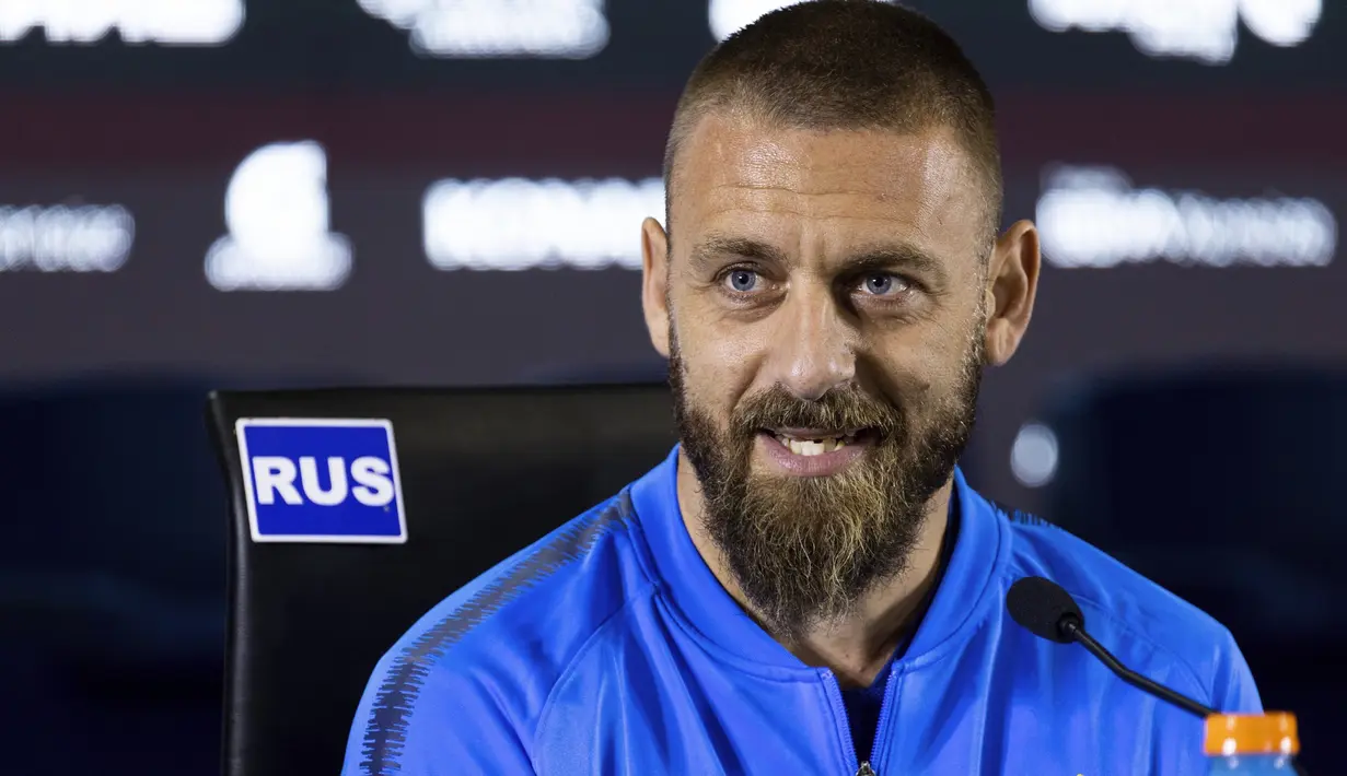 Gelandang baru Boca Juniors, Daniele De Rossi memberikan keterangan kepada awak media selama pengenalan dirinya di Buenos Aires, Argentina (29/7/2019). De Rossi menandatangani kontrak satu tahun dengan Boca Juniors. (AP Photo/Tomas F. Cuesta)
