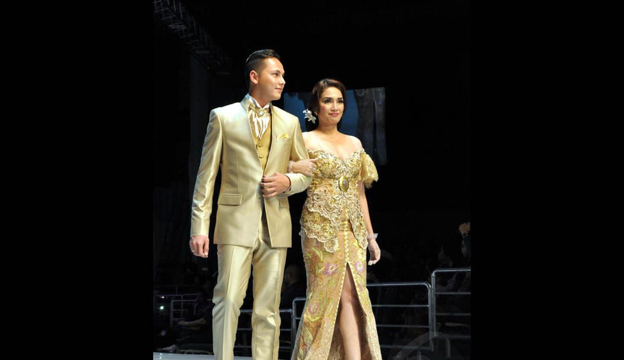 Andhika Pratama mendaratkan ciuman di kening istrinya, Ussy Sulistyawati saat membawakan karya Anne Avantie, Jakarta, (3/9/14). (Liputan6.com/Panji Diksana)