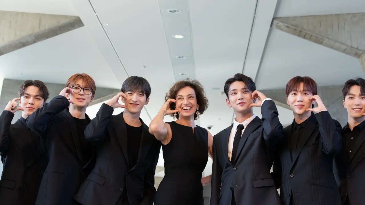 Direktur Jenderal UNESCO Audrey Azoulay (tengah) dan anggota boy grup K-pop Seventeen berpose selama sesi pemotretan sebelum upacara penunjukkan mereka sebagai Duta Pemuda di kantor pusat UNESCO di Paris, Prancis. (Dok. UNESCO)