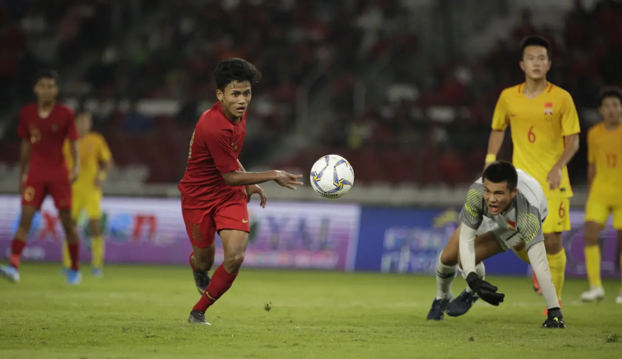 Gelandang Timnas Indonesia U-16, Aditya Daffa, mengontrol bola saat melawan China pada Kualifikasi Piala AFC U-16 2020 di SUGBK, Jakarta, Minggu (22/9). Kedua negara bermain imbang 0-0. (Bola.com/Vitalis Yogi Trisna)