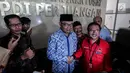 Walikota Bandung Ridwan Kamil berjabat tangan dengan Ketua Bappilu PDIP Bambang DH usai melukan pertemuan tertutup di DPP PDIP, Jakarta, Rabu (3/1). Dalam kedatangannya, Emil mengaku meminta masukan dalam memajukan Jawa Barat. (Liputan6.com/Faizal Fanani)