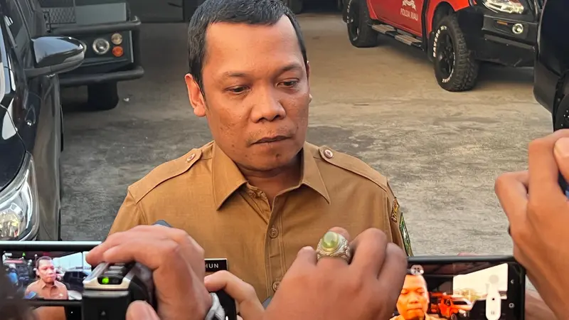 Sekretaris DPRD Riau Muflihun memberi keterangan pers terkait pemeriksaan SPPD yang diusut Polda Riau.