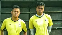Dua eks Arema FC, Dio Permana dan Nanda Bagus Nugroho ketika latihan di Madura FC. (Bola.com/Iwan Setiawan)