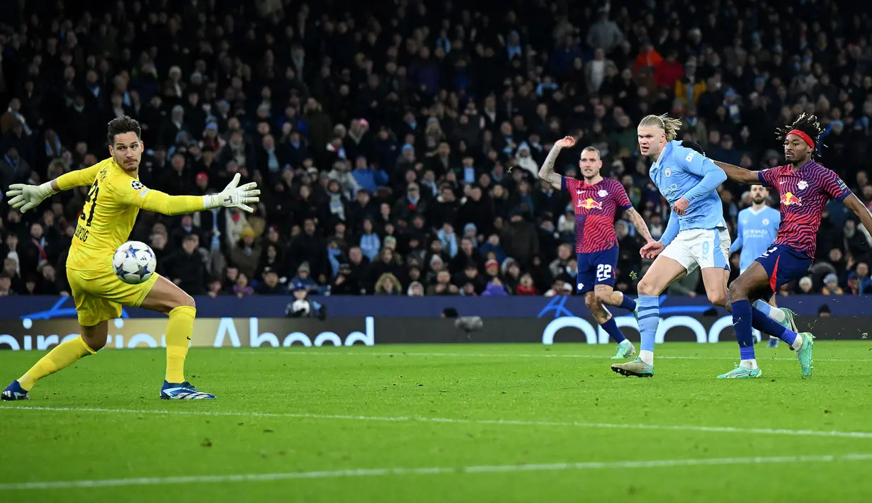 Pemain Manchester City, Erling Haaland (kedua kanan) berhasil membobol gawang RB Leipzig yang dijaga Stefan Ortega pada laga lanjutan Grup G Liga Champions 2023/2024 yang berlangsung di Etihad Stadium, Manchester, Rabu (29/11/2023). (AFP/Paul Ellis)