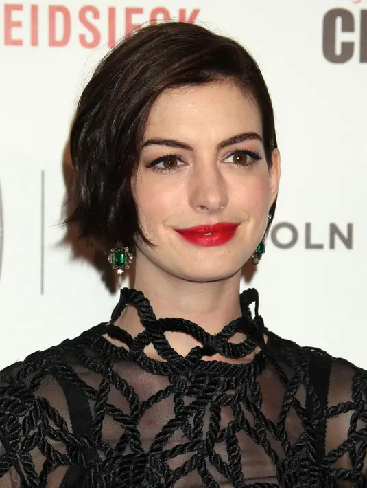 Anne Hathaway mendapat kesempatan kedua di serial TV The Ambassador's Wife. Anne kembali berkesempatan untuk ikut bekerja di balik layar sebagai produser. (Bintang/EPA)