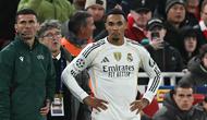 Bek Real Madrid, Trent Alexander-Arnold, menunggu untuk masuk sebagai pemain pengganti dalam pertandingan sepak bola fase liga Liga Champions UEFA antara Liverpool dan Real Madrid di Anfield, Liverpool, Inggris barat laut, pada 4 November 2025. (Paul ELLIS / AFP)