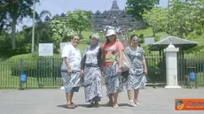 Citizen6, Magelang: Pengunjung Candi Borobudur diwajibkan memakai Batik, untuk membatasi gerak para pengunjung agar tidak memanjat di area candi yang sedang dalam proses renovasi. (Pengirim: Widya Asrul)