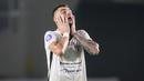 Ekspresi kecewa pemain Persipura Jayapura, Yevhen Bokhashvili setelah pemain Persib Bandung, Geoffrey Castillion mencetak gol ketiga timnya dalam laga pekan ke-10 BRI Liga 1 2021/2022 di Stadion Manahan, Solo, Sabtu (30/10/2021). (Bola.com/Bagaskara Lazuardi)