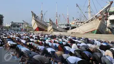 Umat muslim melaksanakan salat Idul Fitri di Pelabuhan Sunda Kelapa, Jakarta, Rabu (6/7). Umat muslim seluruh dunia merayakan Lebaran 1437 H setelah melaksanakan ibadah puasa selama satu bulan. (Liputan6.com/Johan Tallo)