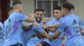 Momen keseruan pemain timnas Argentina saat menyambut Rodrigo De Paul (tengah) dalam sesi latihan di Kamp Pelatihan Julio Humberto Grondona, Ezeiza, Argentina, Rabu (21/3/2023). Timnas Argentina akan menjalani laga melawan timnas Panama di FIFA Matchday Maret 2023 yang akan berlangsung pada Jumat 24 Maret 2023. (AFP/Juan Mabromata)