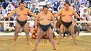 Para pegulat sumo bersiap untuk bertanding dalam turnamen Honozumo di Kuil Yasukuni, Tokyo, Jepang, 15 April 2019. (TRIBALLEAU CHARLY/AFP)