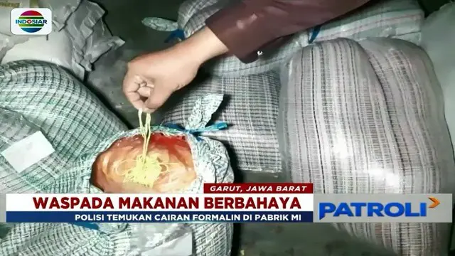 Polda Jawa Barat dan Polres Garut amankan 16 karung mie berformalin di sebuah gudang di Garut, Jawa Barat.